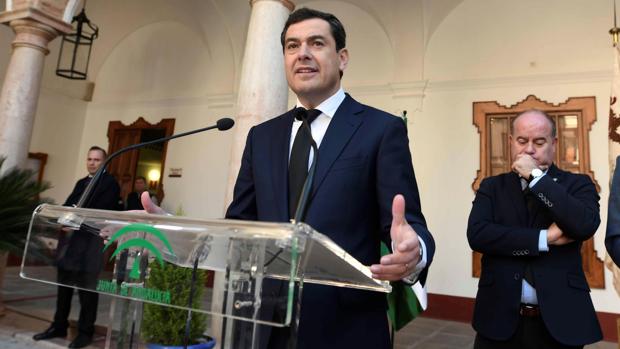 Juanma Moreno subirá el gasto en Sanidad en Andalucía y plantea una nueva Ley para Canal Sur