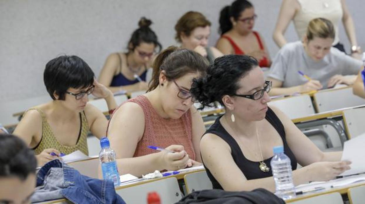 Opositoras durante la realización de una prueba escrita