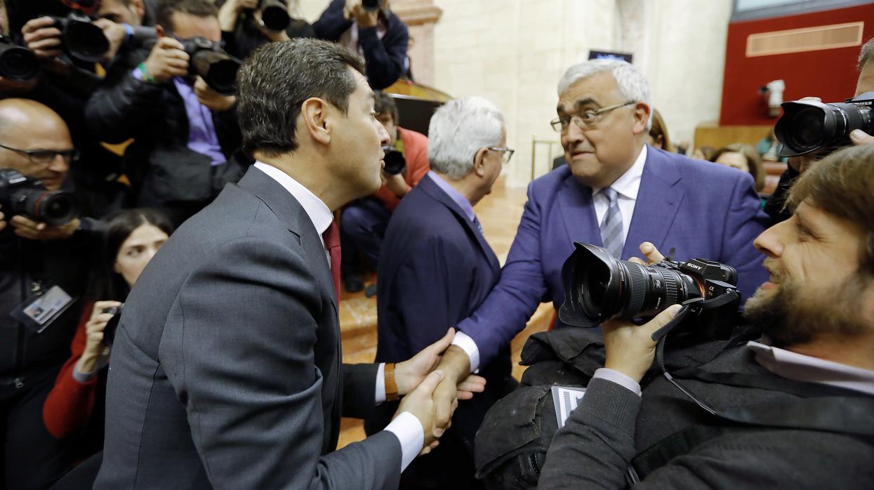 Ramírez de Arellano felicita a Juanma Moreno tras su investidura como presidente de la Junta en el Parlamento