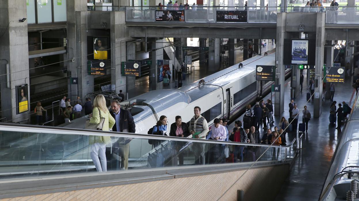 Viajeros recién llegados a Córdoba a través de uno de los trenes AVE