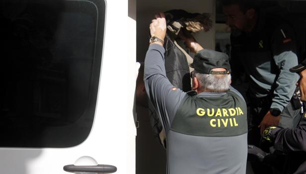 Un guardia civil de Cádiz detiene en bata y babuchas a dos ladrones que robaban en un bar