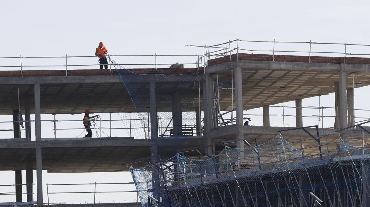 Dos trabajadores en un edificio en construcción en la capital