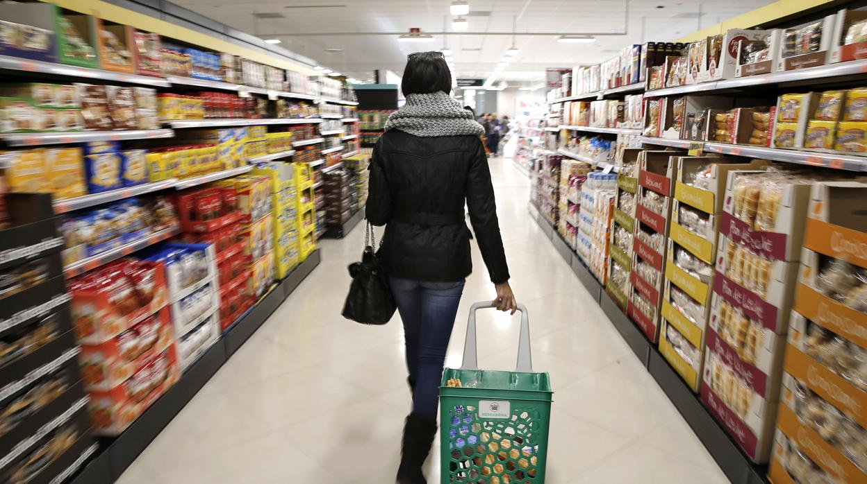 Una mujer, en un supermercado