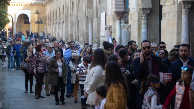 Empresarios y oposición rechazan la tasa turística en Córdoba y piden combatir la caída de viajeros