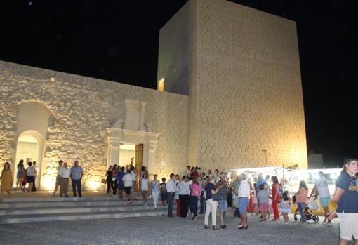 Visitantes a la fortaleza de la localidad de la Campiña