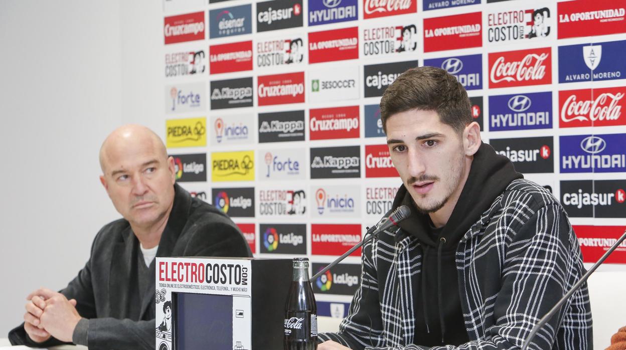 El director deportivo del Córdoba, Rafael Berges, a la izquierda