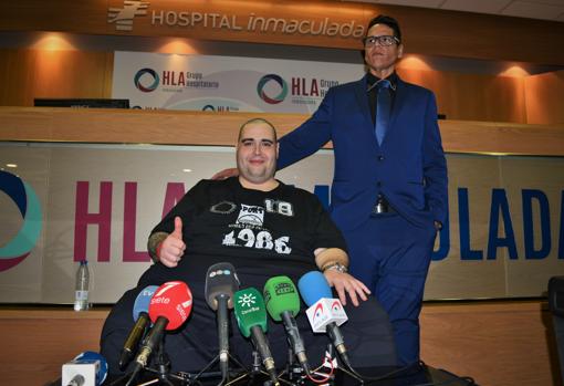 Juan Manuel Heredia, que ha bajado de 300 a 90 kilos tras misma la operación, ha acompañado a Teo en la rueda de prensa.