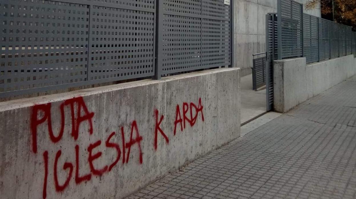 Pintadas en el muro exterior del Colegio La Trinidad de Córdoba