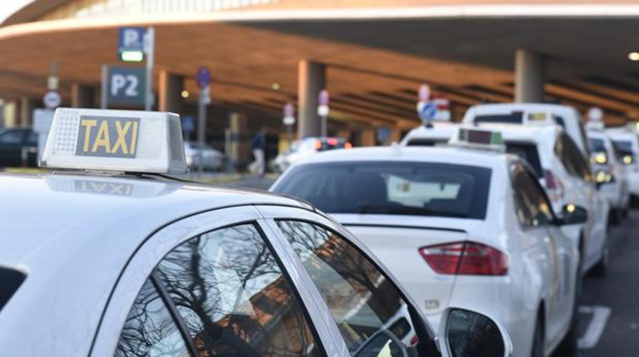 Taxis aparcados en la estación de Santa Justa de Sevilla