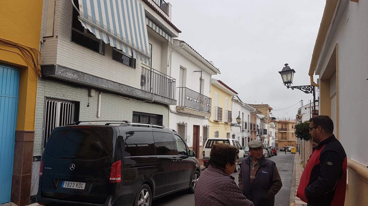 Varios vecinos ante la vivienda de la pareja fallecida