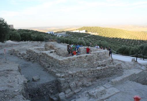 Turistas en Torreparedones