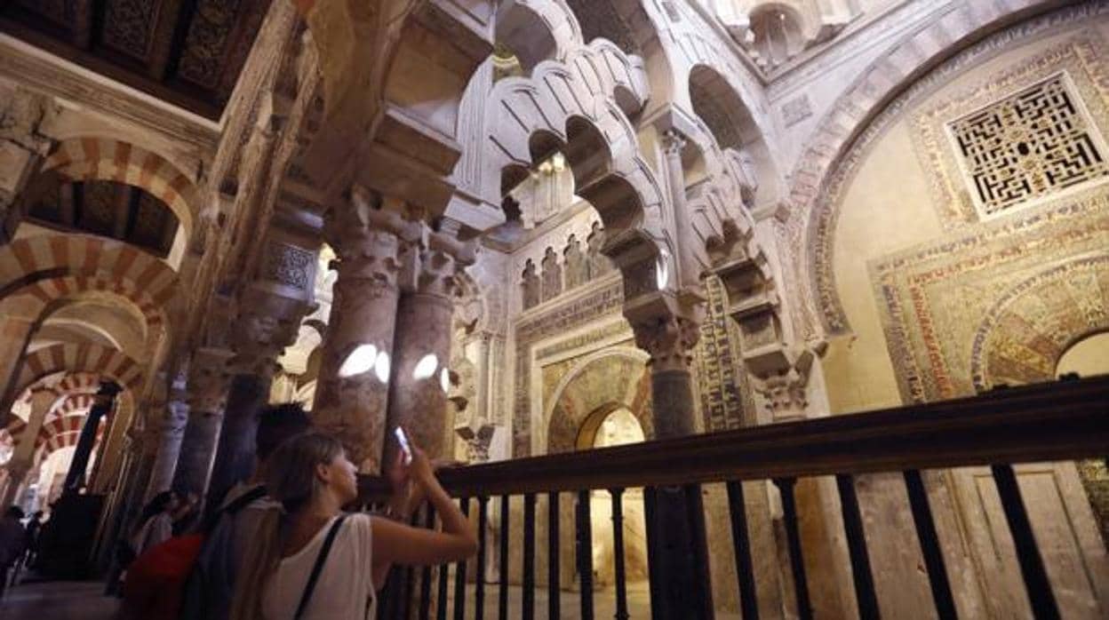 Unos turistas en el interior de la Mezquita-Catedral