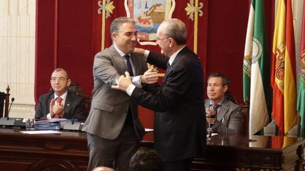 El alcalde de Málaga «despide» a Elías Bendodo, su último «delfín»