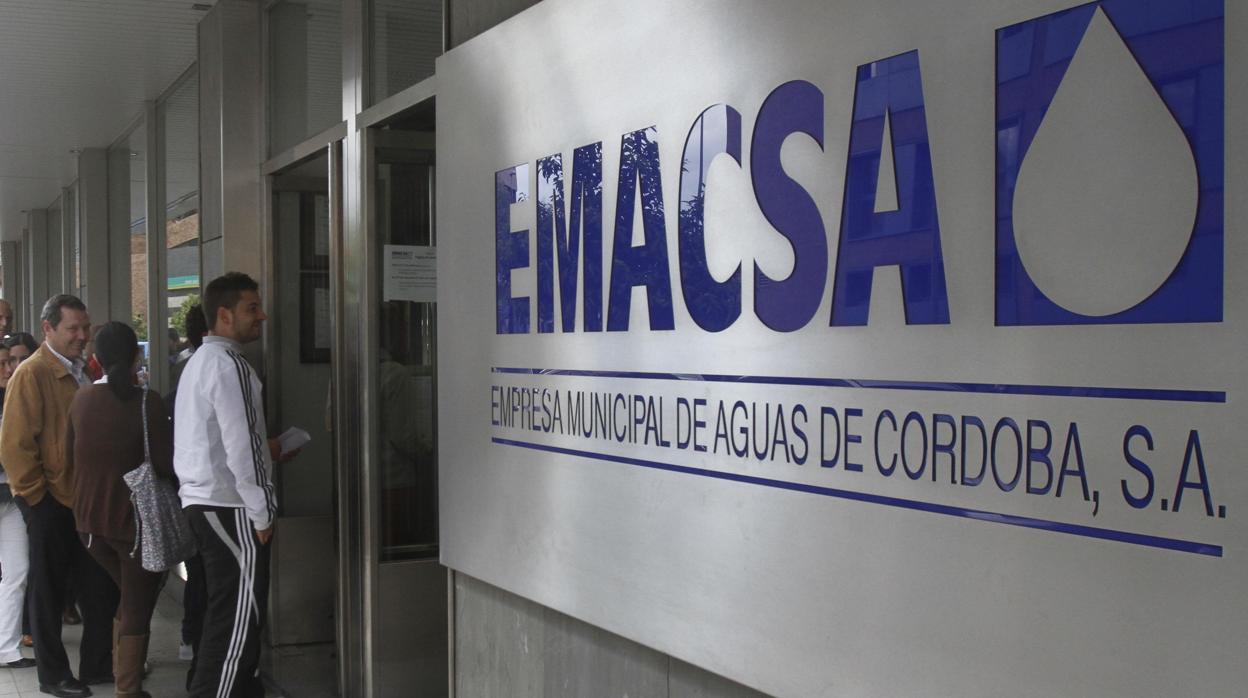 Entrada a la sede de Emacsa, la empresa municipal de aguas de Córdoba