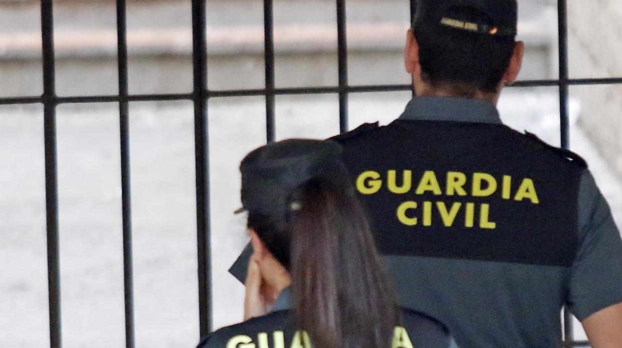 La Guardia Civil encontró el cuerpo de la mujer en la entrada de su vivienda