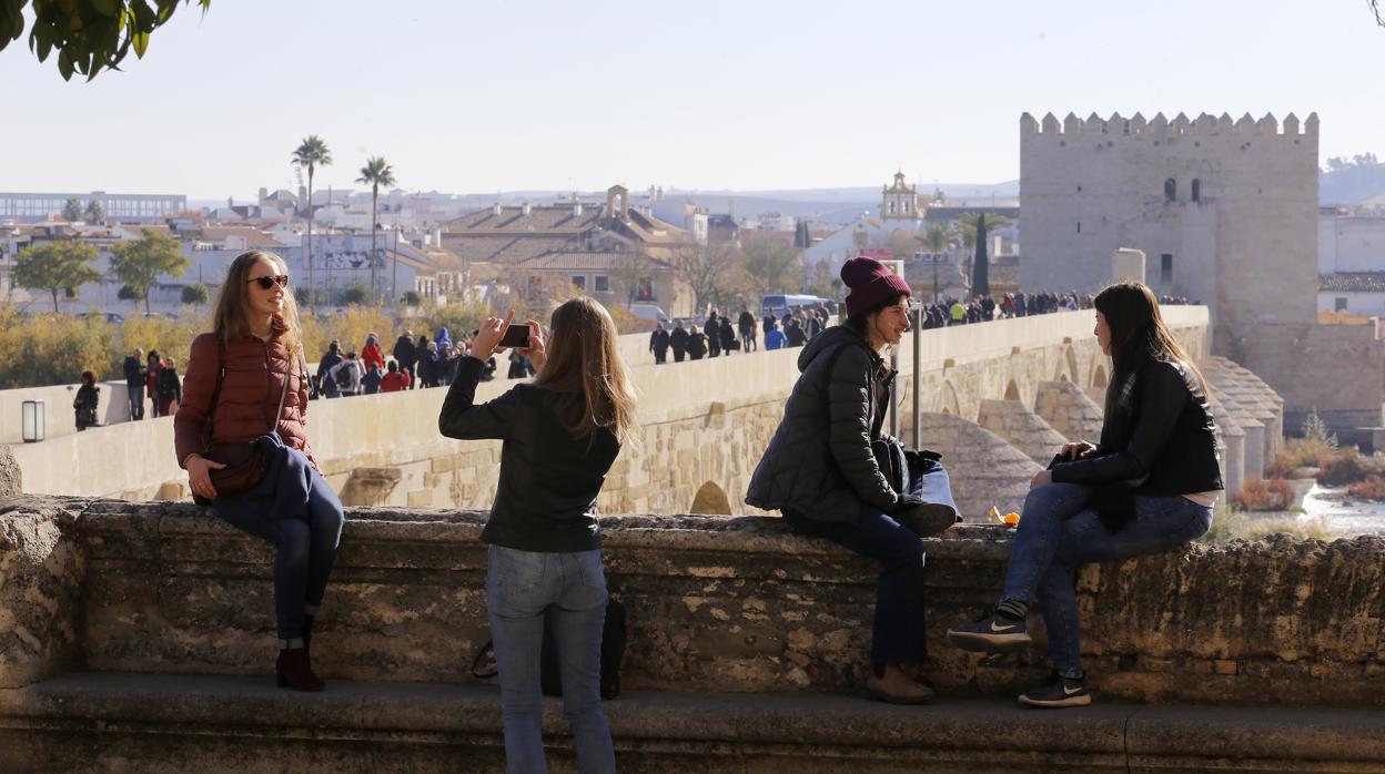 Turistas en el Triunfo de San Rafael, con vistas al Puente Romano de Córdoba