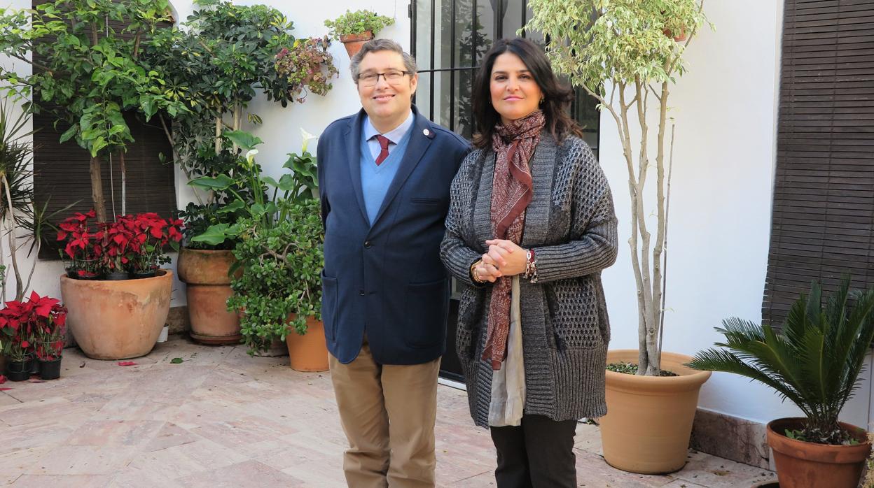 Nuria Barrera junto al presidente de la Matriz en el patio de la casa hermandad almonteña