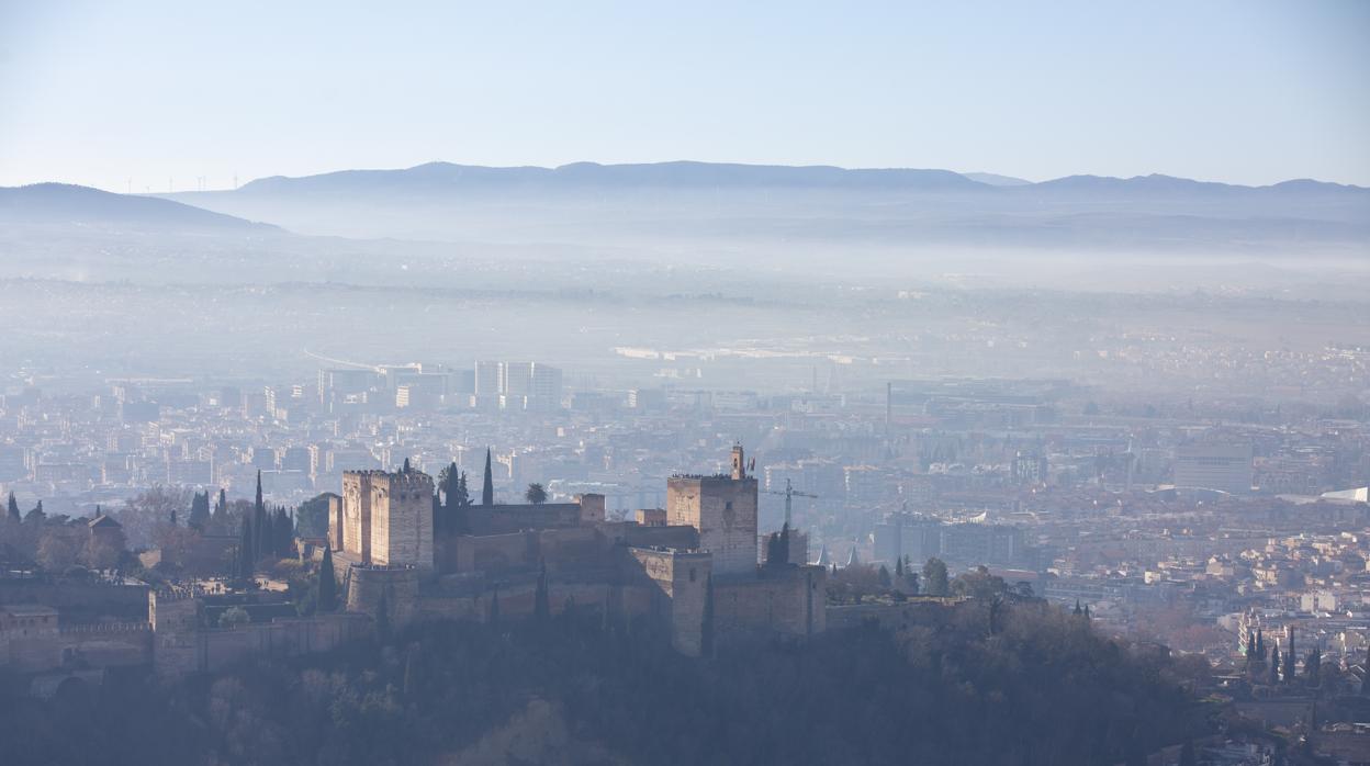 Imagen reciente de la boina de contaminación en Granada.