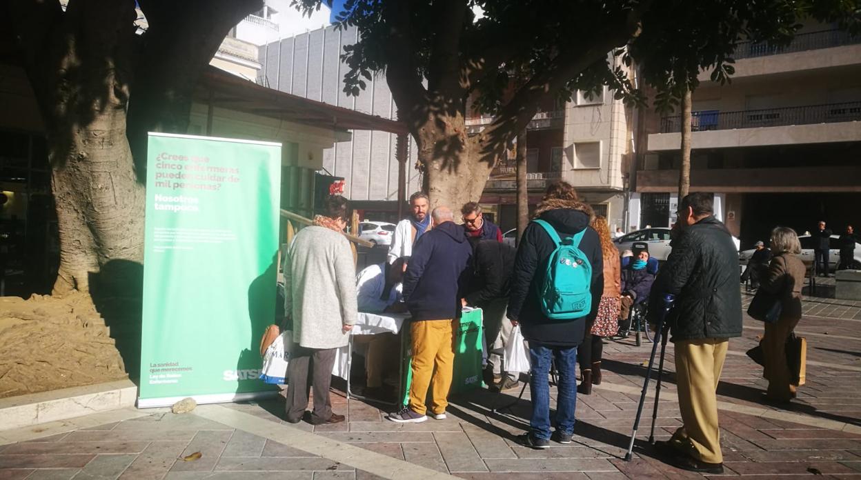 Enfermeros recogen firmas junto al mercado en Huelva