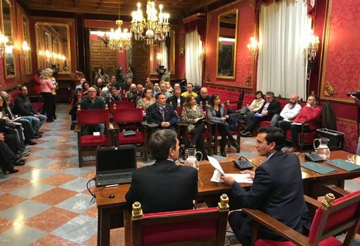 El encuentro de los 33 municipios ha tenido lugar en el salón de plenos del Ayuntamiento de Granada.