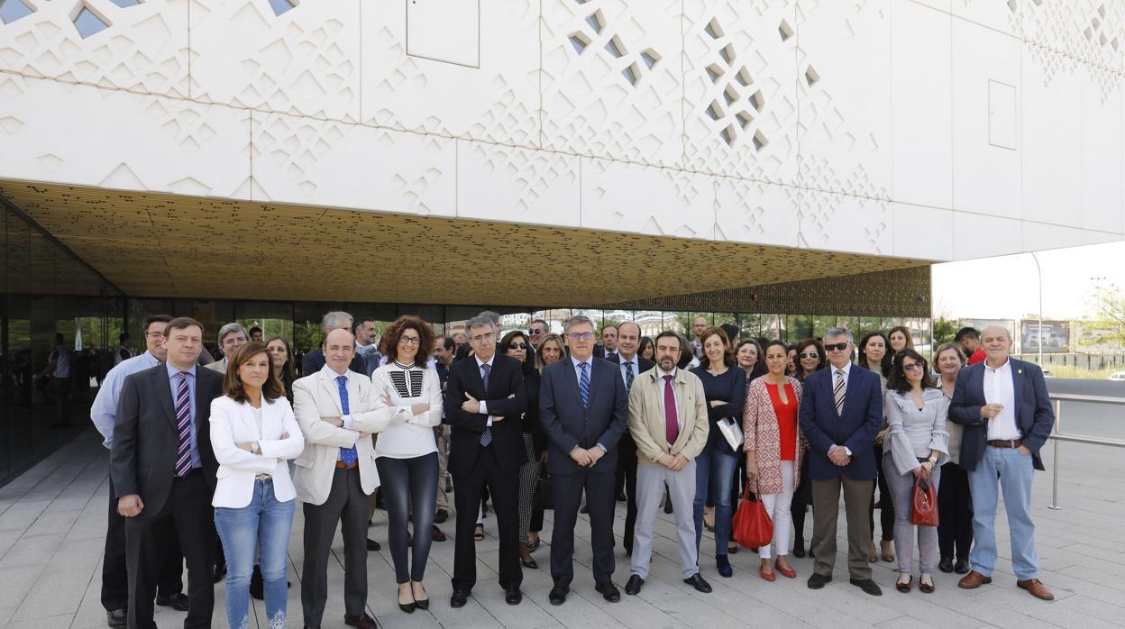 Imagen de archivo de jueces y fiscales a las puertas de la Ciudad de la Justicia durante una protesta el pasado año