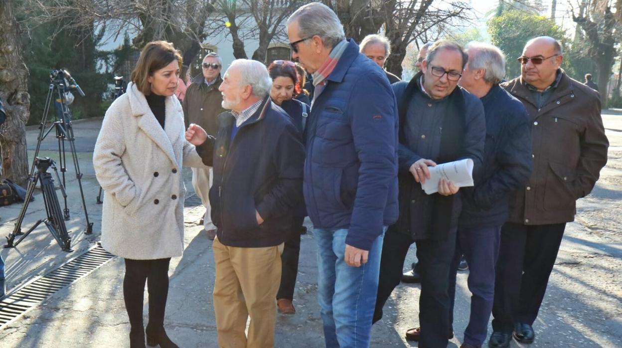 La alcaldesa, en un acto en la calle Sagunto