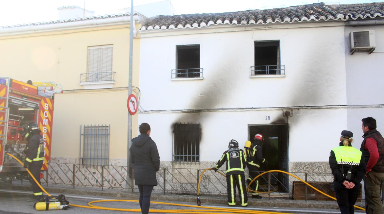 Los bomberos, durante su intervención en Baena