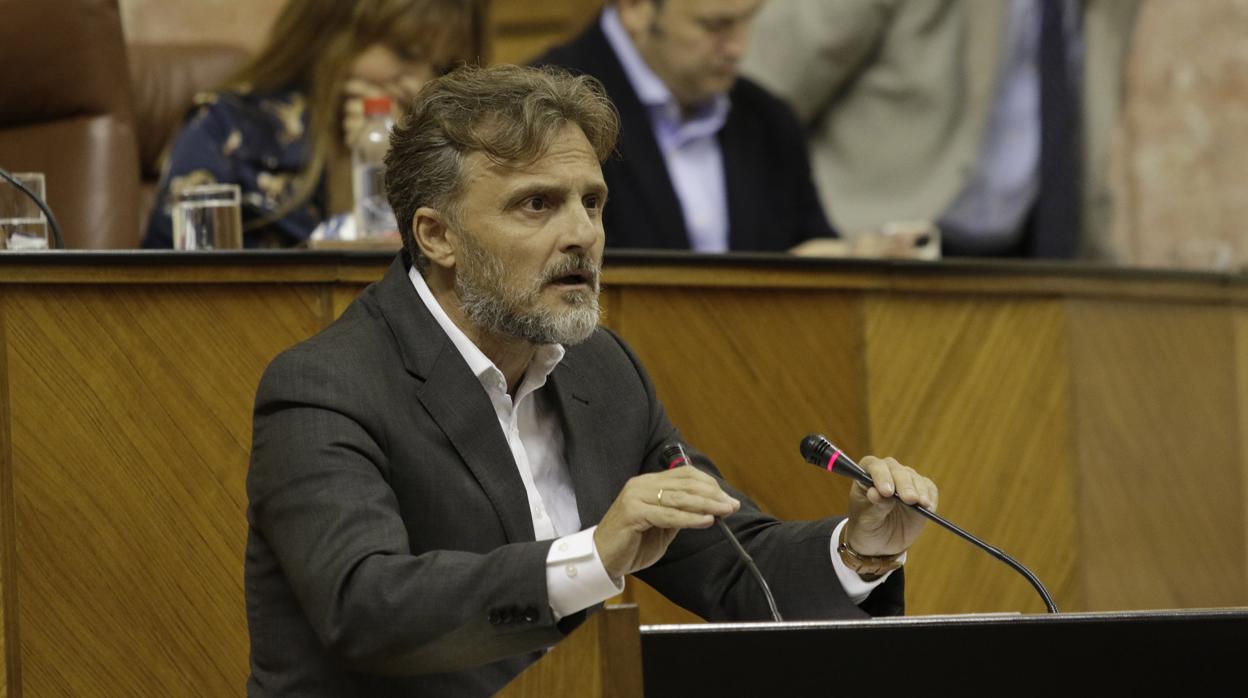 El parlamentario socialista José Fiscal durante una intervención en la Cámara andaluza