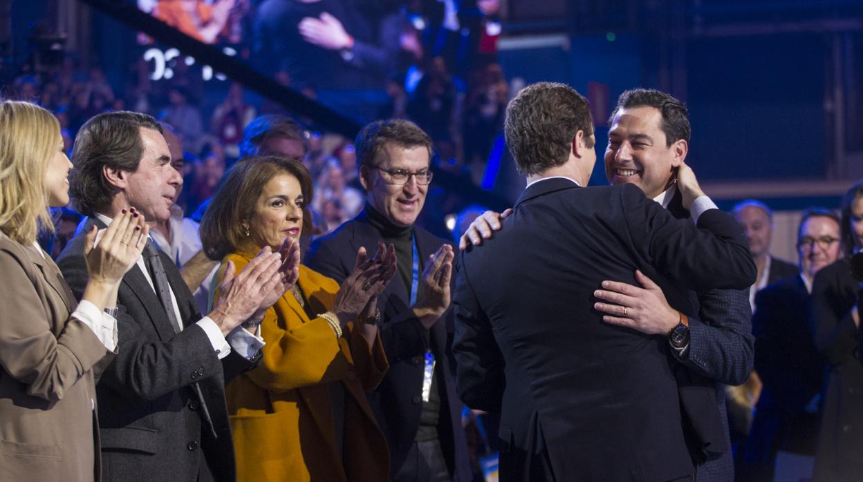 Casado felicita a Juanma Moreno en la convención nacional del Partido Popular en Madrid