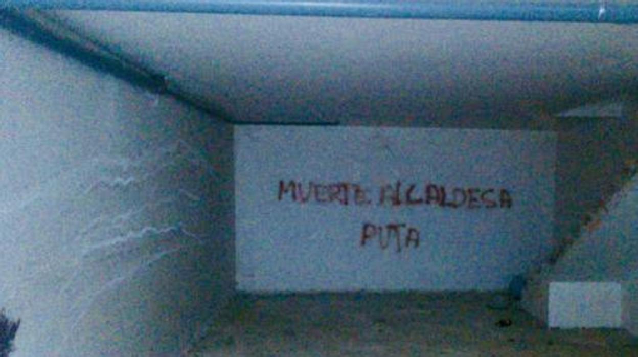 Una de las pintadas contra la alcaldesa de Benaoján