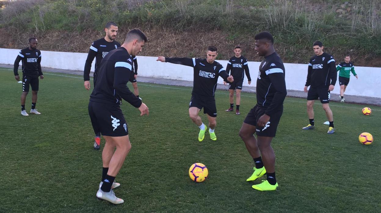 Neftlali golpea el balón en el entrenamiento blanquiverde, ayer, en Tenerife