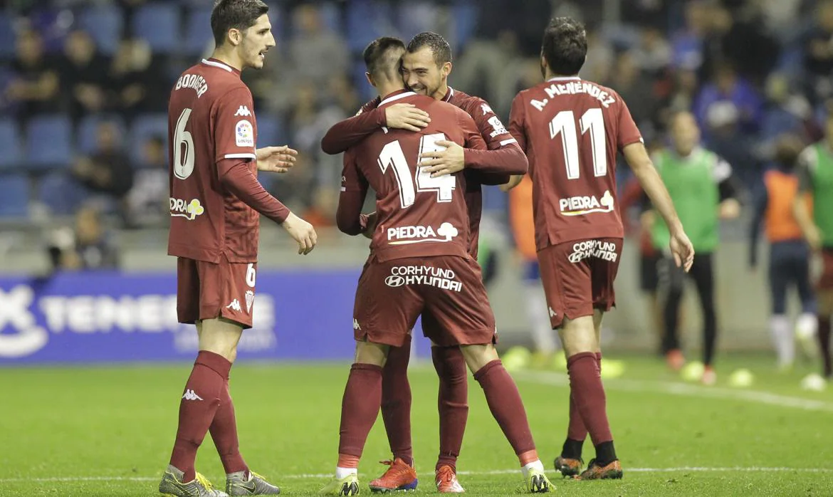 Varios jugadores del Córdoba celebrando un gol en Tenerife