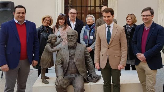 Martín Belda vuelve a Cabra con una escultura en la reforma integral de la calle que lleva su nombre