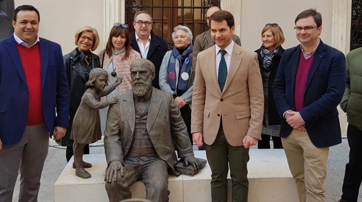 El alcalde de Cabra junto a la nueva estatua de Martín Belda