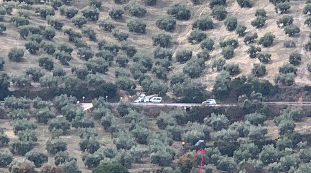 Paraje de Fuente Soto donde ha sido hallado el coche (señalado con una flecha) del hombre desaparecido