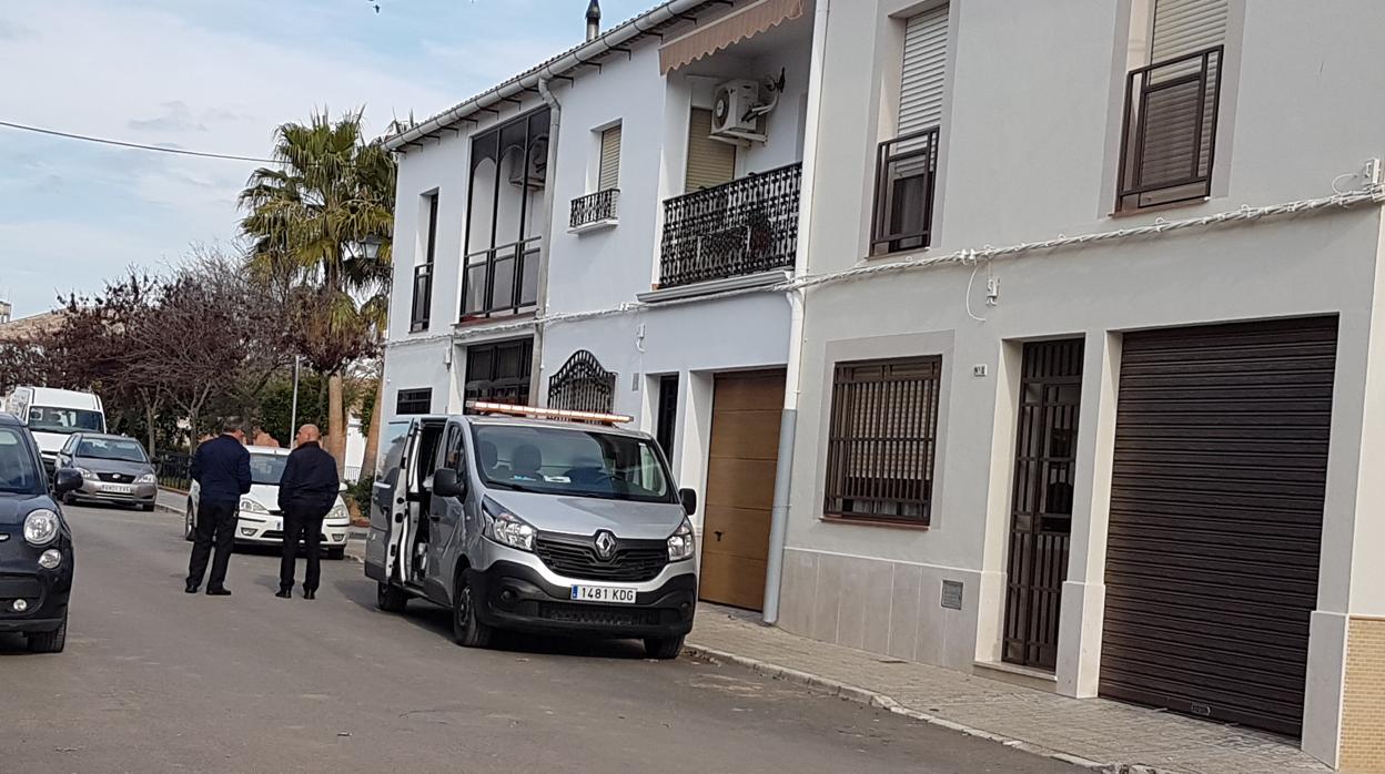 Vehículo del tanatorio a la espera de que salgan los cuerpos del domicillio donde han sido hallados