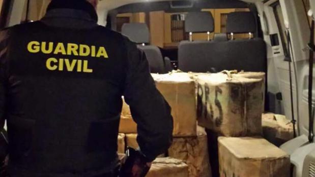 Huye de un control de carretera en Huelva y embiste a la Guardia Civil cuando trasladaba 620 kilos de hachís