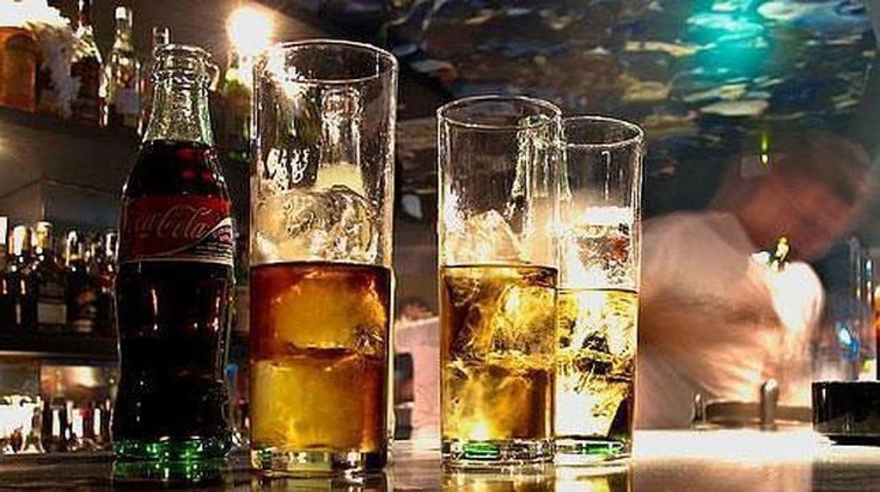 Bebidas alcohólicas en un bar