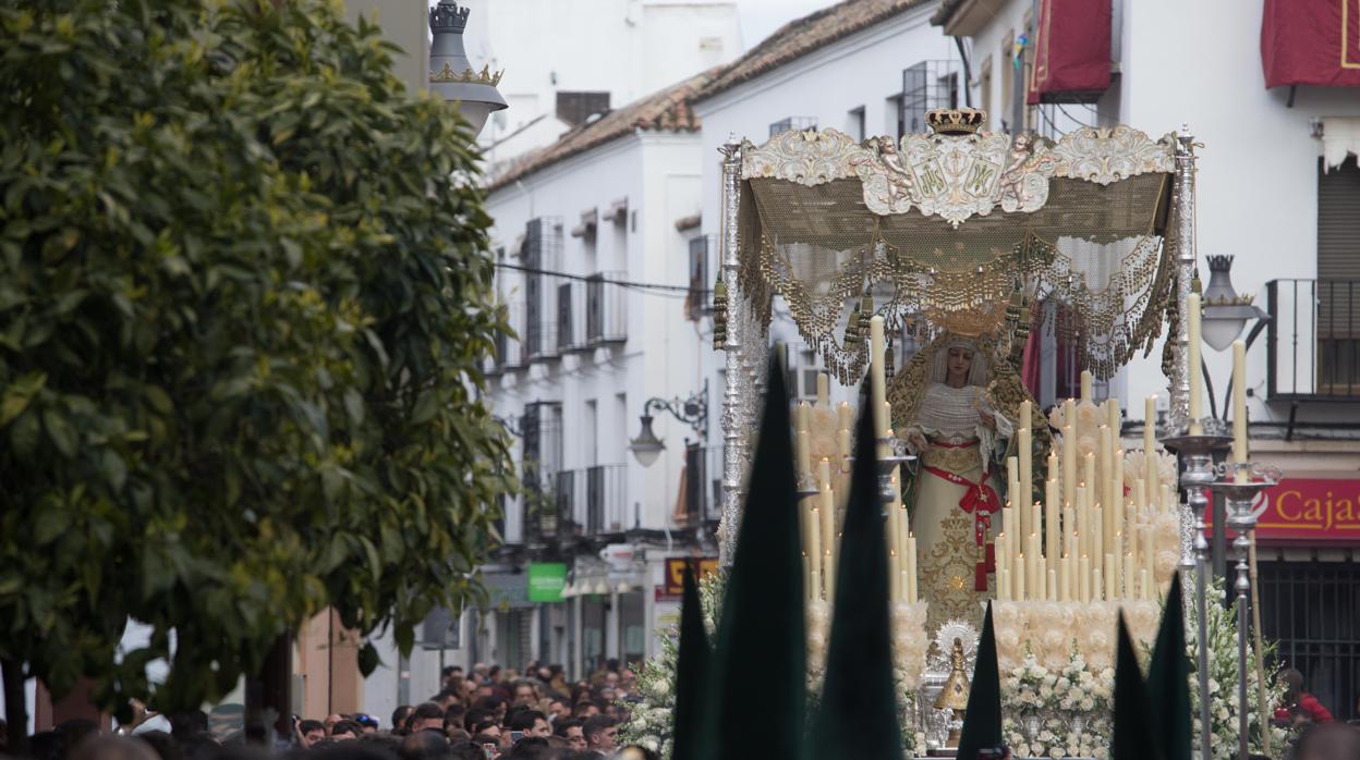 Salida de María Santísima de la Esperanza desde la parroquia de San Andrés Apóstol, el Domingo de Ramos