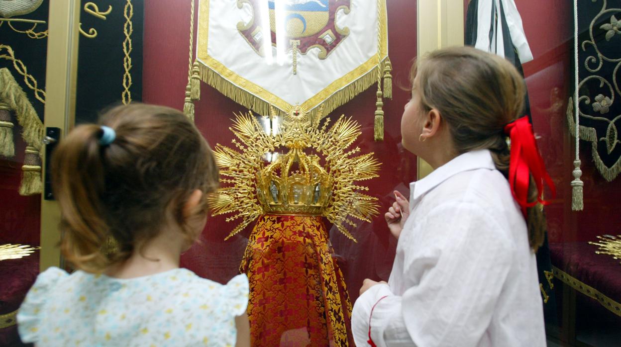 Niñas en la casa hermandad del Santísimo Cristo de Gracia de Córdoba