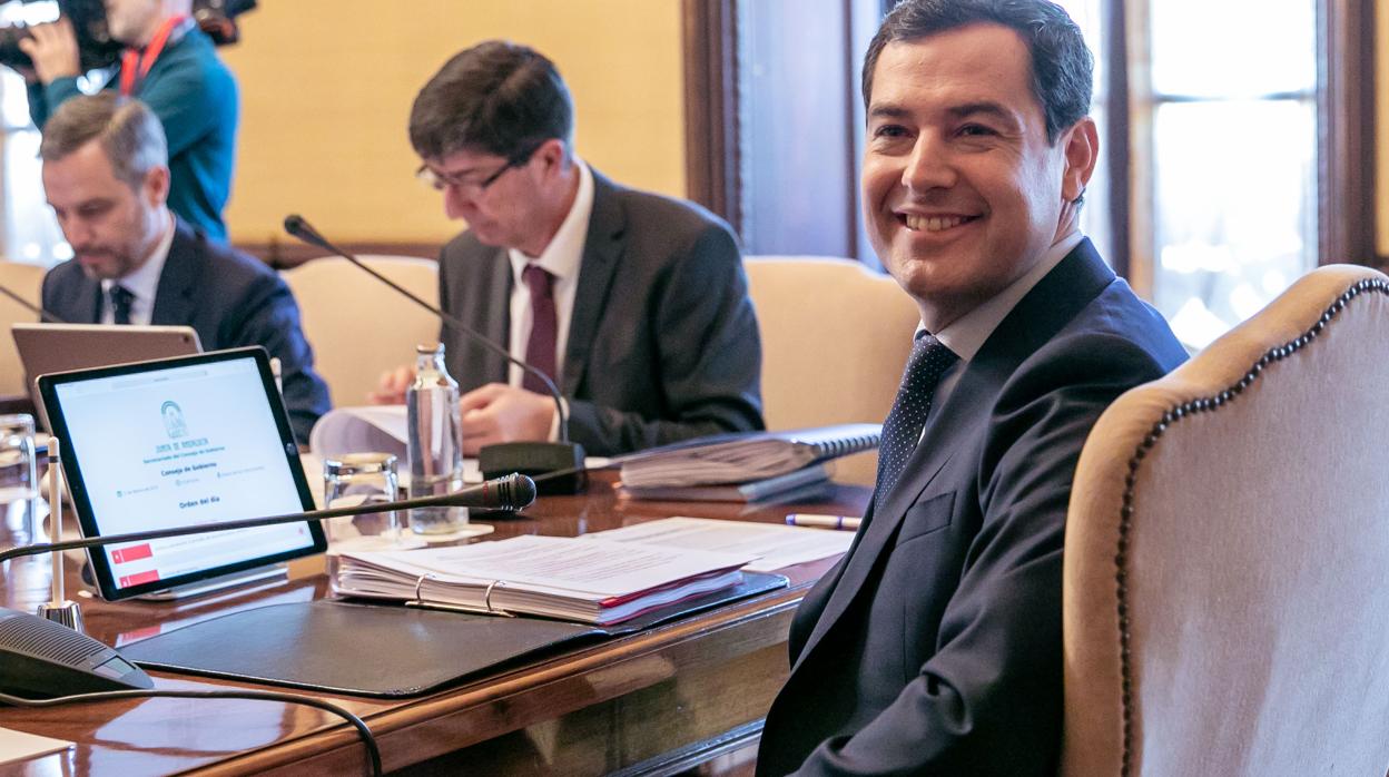 Juanma Moreno presidiendo el Consejo de Gobierno este martes en Sevilla