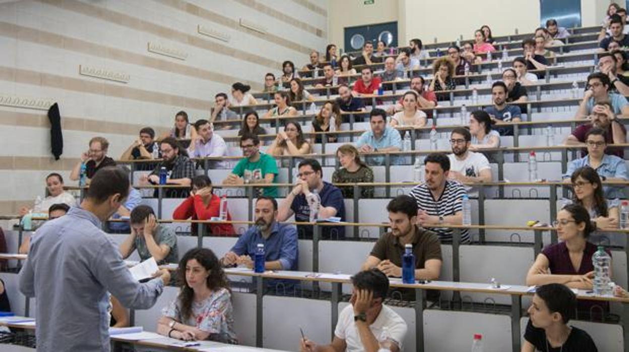 Opositores durante una prueba de acceso a la administración