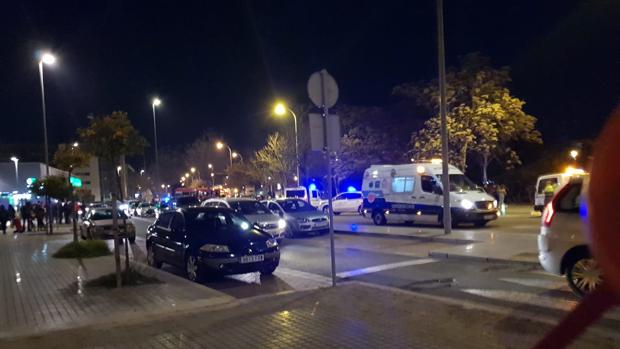 Dos personas atrapadas tras volcar un coche en la calle Escritor Conde de Zamora, de Córdoba