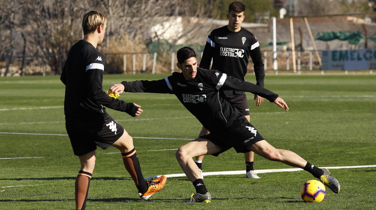 El pivote del Córdoba Bodiger toca el esférico