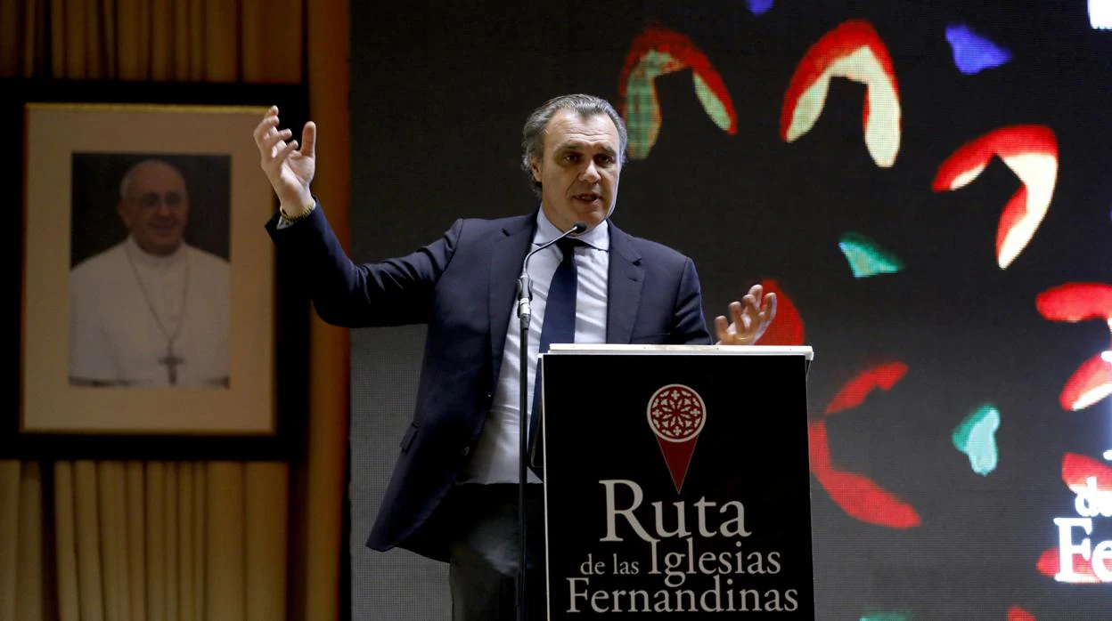 El presidente de la Confederación Nacional de Agencias de Viaje, Rafael Gallego, durante su intervención en Córdoba