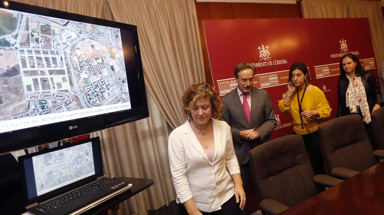 La edil Alba Doblas durante la presentación de un proyecto en el Ayuntamiento de Córdoba