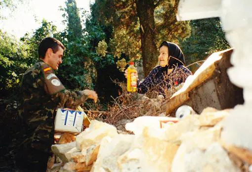 Un militar cordbés entrega ayuda humanitaria a una señora bosnia