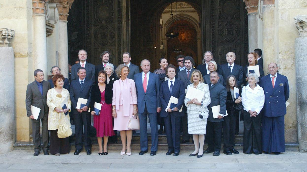 Foto de familia de los entonces Reyes de España, con los galadornados en 2006 en la Mezquita-Catedral