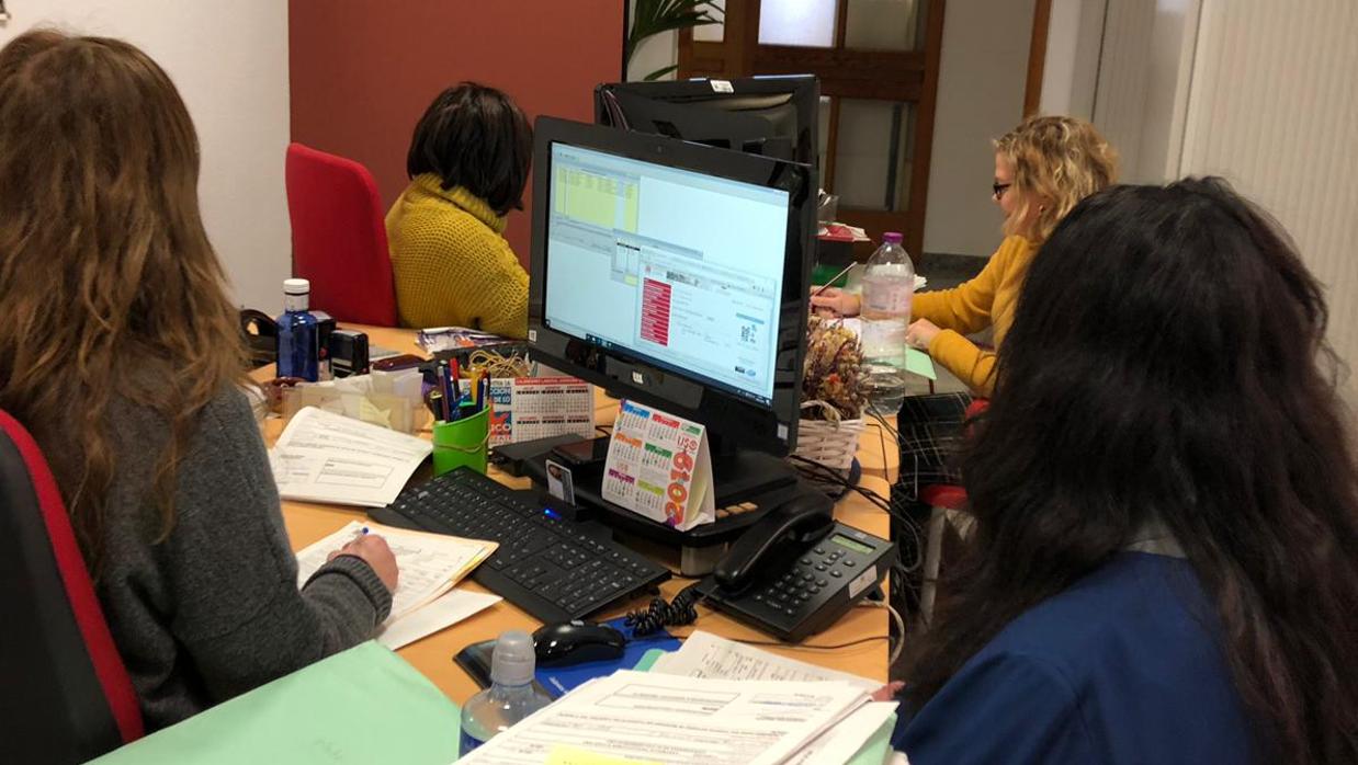 Las dos trabajadoras comparten mesa pero no ordenador con otras funcionarias del Ayuntamiento