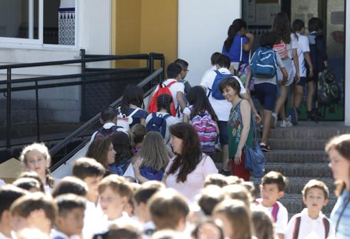 Niños en el colegio público Colón el primer día de clase